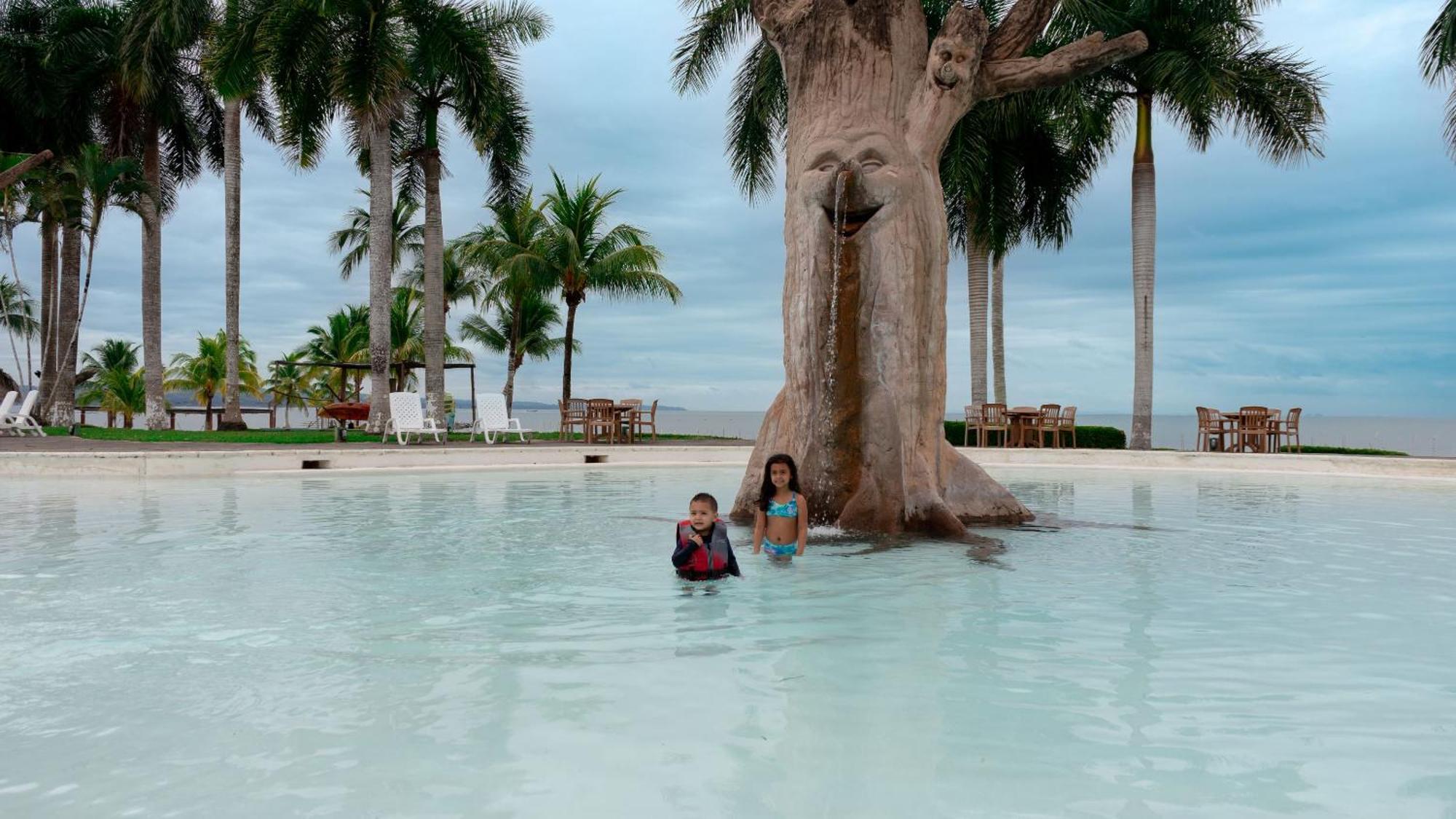 Amatique Bay Hotel Puerto Barrios Exterior photo